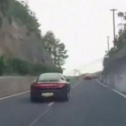 Çin'de motosikletliye çarpan sürücü plakasını değiştirdi