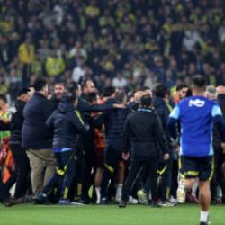 Derbi öncesi yüksek tansiyon! Yıldızlar kavga etti: İki isim ihraç edildi