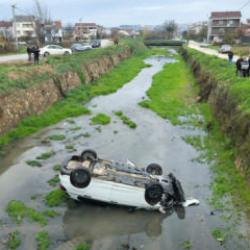 Dereye devrilen otomobildeki 3 kişi yaralandı