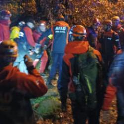 Doğa y&uuml;r&uuml;y&uuml;ş&uuml;nde y&uuml;ksekten kayalık b&ouml;lgeye d&uuml;şt&uuml;ler: 1 &ouml;l&uuml;, 1 yaralı