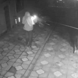 Dürümcüye 'intikam saldırısı' düzenleyen şüphelinin evini kurşunladılar