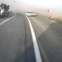 Elazığ'da hatalı sollama yapan otomobil kazaya davetiye &ccedil;ıkardı