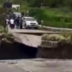  Endonezya'dan şoke eden görüntüler! 4 şeritli yol saniyeler içinde böyle çöktü