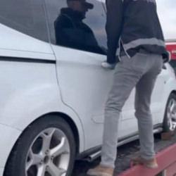 Eskişehir&rsquo;de &ccedil;ekiciye y&uuml;klenmiş ara&ccedil;la silah ka&ccedil;ak&ccedil;ılığında 2 kişi g&ouml;zaltında