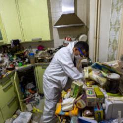 Eve giren ekipler şoke oldu: 4 kamyon çöp çıktı!