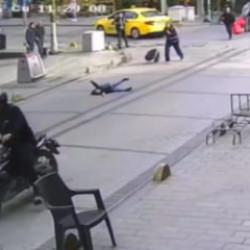 Fatih'te yolun karşısına ge&ccedil;en &ccedil;ocuğa motosiklet &ccedil;arpıp ka&ccedil;tı!