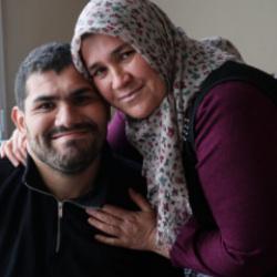 Bir parça tel ile başlayan imtihan: 30 yaşındaki oğlunu yıllarca sırtında taşıdı