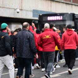 Galatasaray taraftarları, Fenerbah&ccedil;e derbisi i&ccedil;in Kadık&ouml;y'e hareket etti