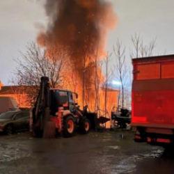 Gaziosmanpaşa'da otoparkta yangın: 14 araç küle döndü