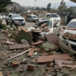Hatay’da fırtınanın etkisiyle yıkılan duvar 3 arabaya ve 1 motosiklete zarar verdi