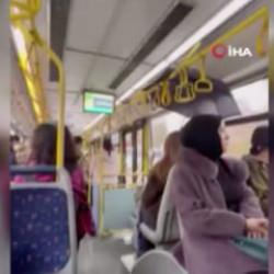 İETT otob&uuml;s&uuml;nde yağmur yağdı, yolcular şemsiye a&ccedil;tı