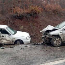 İki otomobil kafa kafaya &ccedil;arpıştı: 1 &ouml;l&uuml;, 1&rsquo;i ağır 2 yaralı