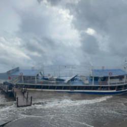 İskeleye çarparak karaya oturan tekne için kurtarma çalışmaları başladı