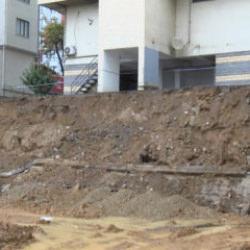 Kadıköy’de yağışın etkisiyle 5 katlı binanın istinat duvarı çöktü