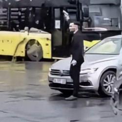 Kağıthane'de otobüs durağında havaya ateş açtı; arkadaşına cep telefonuyla kaydettirdi