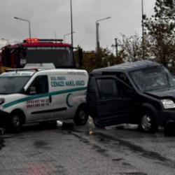Kamyonun çarptığı hafif ticari araç 50 metre savruldu: 1 ölü, 2 yaralı