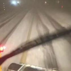 Kara yolu beyaza büründü: Turizm beldesine yılın ilk karı yağdı!