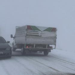 Kars-G&ouml;le kara yolunda kar ve sis ulaşımı olumsuz etkiliyor