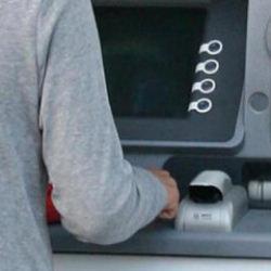 Kartını yutan ATM'ye sinirlendi, g&uuml;venlik g&ouml;revlisini bı&ccedil;akladı