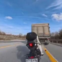 Kırklareli'de feci kaza! Motosiklet tıra ok gibi saplandı, sürücü yaralandı