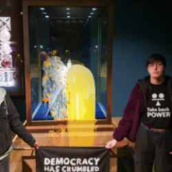 Kraliyet tacına muhallebili saldırı!