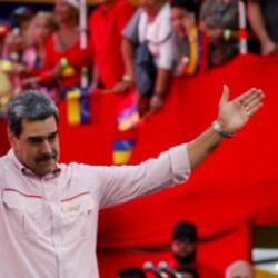 Maduro ABD'ye dans ederek meydan okudu: "Savaş mı? Asla, asla savaş yok!"