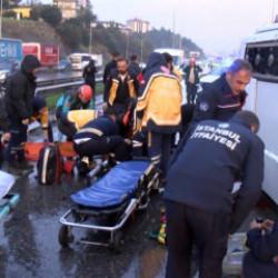 Maltepe D-100'de servis minibüsü devrildi: 1'i ağır 11 yaralı