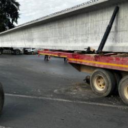 Mersin’de 60 ton köprü ayağı taşıyan tırın tekeri koptu