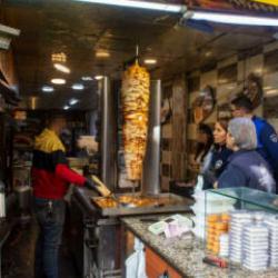 Mide bulandıran g&ouml;r&uuml;nt&uuml;: D&ouml;nerciden kurtlu sal&ccedil;a ve turşu &ccedil;ıktı