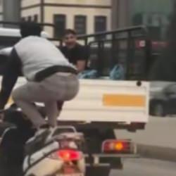 Motosikletli maganda hem kendi canını hem s&uuml;r&uuml;c&uuml;lerin canını hi&ccedil;e saydı