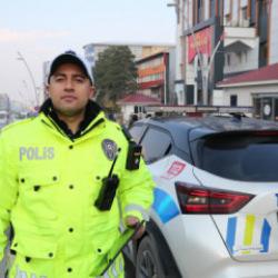 Muş'ta üşüyen kuryeye eldivenini veren polis gönülleri ısıttı