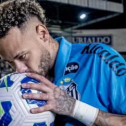 Neymar hat-trick yaptığı maçta Santos'u ipten aldı