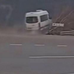 O anlar kan dondurdu! İş&ccedil;ileri taşıyan minib&uuml;s şarampole u&ccedil;tu