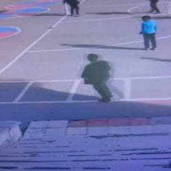 &Ouml;ğretmen, nefes borusuna mandalina ka&ccedil;an &ouml;ğrenciyi Heimlich manevrasıyla kurtardı