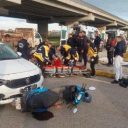 Otomobil ile motosiklet çarpıştı! İki kişi yola savruldu