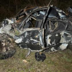 Otomobil şarampole devrildi: 2 &ouml;l&uuml;, 1 yaralı