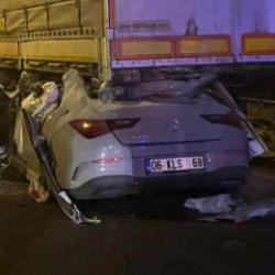 Korkunç kaza! Otomobil tırın altına girdi: 2 ölü 1 ağır yaralı