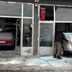 Ortalık savaş alanına döndü! Otomobilin LPG tankı patladı: 3 yaralı