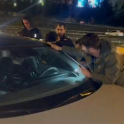 Otoyolda uyuyakalan sürücü ekipleri zor durumda bırakatı!