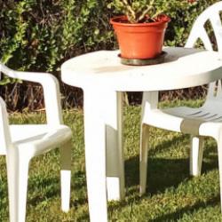 T&uuml;m d&uuml;nyayı fetheden beyaz plastik sandalye neden bu kadar &uuml;nl&uuml;?