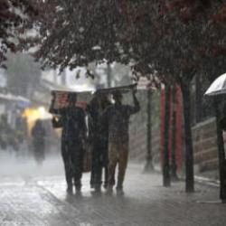 Pazar g&uuml;n&uuml; planı olanlar dikkat! İstanbul'da kuvvetli yağış! sokaklar g&ouml;le d&ouml;nd&uuml;!