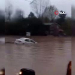 Sağanak yağış Sarıyer Kilyos yolunu g&ouml;le &ccedil;evirdi
