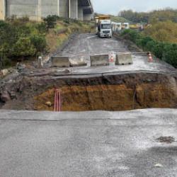 İstanbul'da sağanak yağış! Sarıyer'de yol çöktü: 2 araç dereye düştü