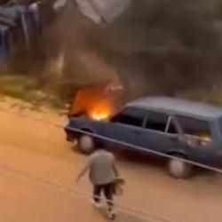 Seyir halindeyken alev alev yanan otomobilini kovayla su d&ouml;k&uuml;p s&ouml;nd&uuml;rd&uuml;