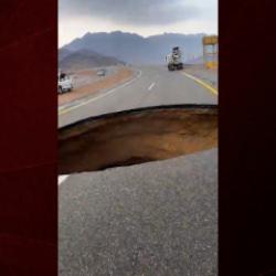 Suudi Arabistan'da oluşan dev obruk görenleri hayrete uğrattı!