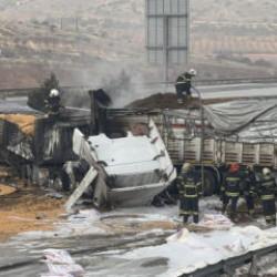 TAG Otoyolu'nda çarpışan 3 tır yandı