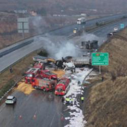 TAG Otoyolu'nda zincirleme kaza: Çarpışan 3 tırda yangın çıktı!