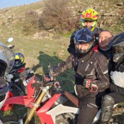 Tek başına buldukları yeni doğmuş kuzuyu 3 kilometre &ouml;tedeki annesi ile kavuşturdular