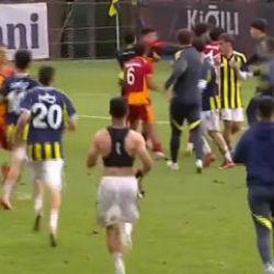 U19 derbisinde yumruklar konuştu!