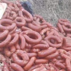 Yüzlerce kilo et ürünü boş araziye atıldı